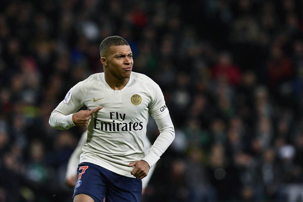 为什么袁泉一直都是留短发、穿简衣? 看完她的冬日造型, 我明白了